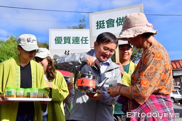 ▲▼登記參選當天早上，劉櫂豪與民進黨青年部的年輕人前往鄉親晨運及買菜地點鯉魚山，奉上熱茶感謝鄉親的支持。（圖／劉櫂豪辦公室提供，下同）