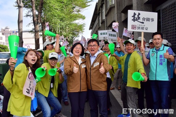 ▲▼登記參選當天早上，劉櫂豪與民進黨青年部的年輕人前往鄉親晨運及買菜地點鯉魚山，奉上熱茶感謝鄉親的支持。（圖／劉櫂豪辦公室提供，下同）