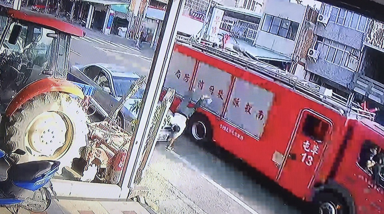 驚悚畫面曝 行人閃違停車往外車道走消防車經過後照鏡撞頭噴飛命危 Ettoday社會新聞 Ettoday新聞雲