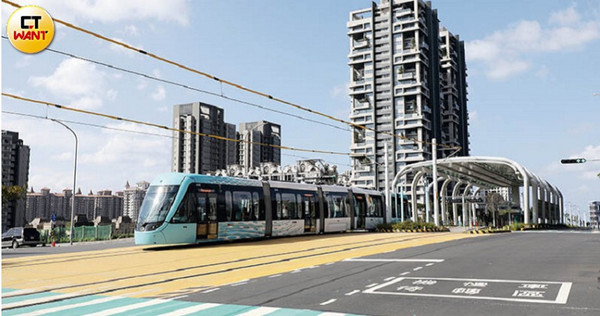 淡海輕軌去年底通車，為淡海新市鎮房市注入活水。（圖／王永泰攝）