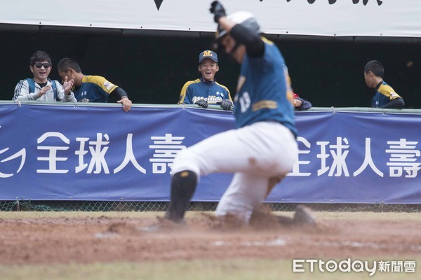 ▲麥寮高中黃梓軒敲出再見安。（圖／記者林育正攝）