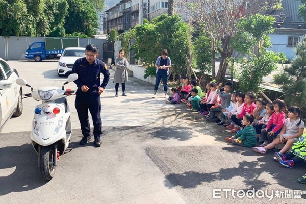 ▲▼幼稚園孩童到到派出所參訪並穿上防彈背心體驗。（圖／記者陳豐德翻攝）