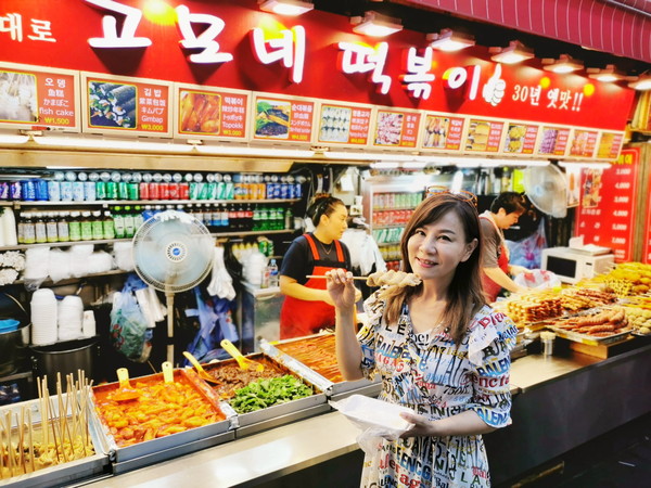 ▲龍千玉在韓國品嚐當地小吃。（圖／豪記唱片提供）