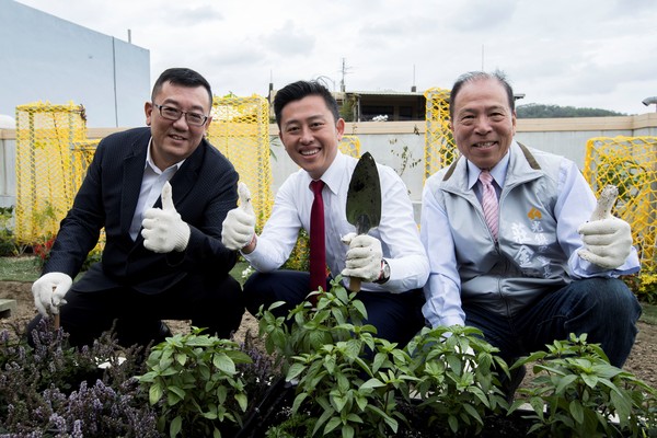 ▲新竹市長林智堅與新竹市議會議長許修睿今日親手種下九層塔與香草。（圖／新竹市政府提供）