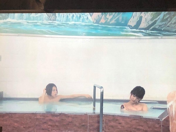 《派遣女醫X 6》最新一集安排米倉涼子（左）與涼宮琴音一起全裸泡澡。（翻攝自涼宮琴音推特）