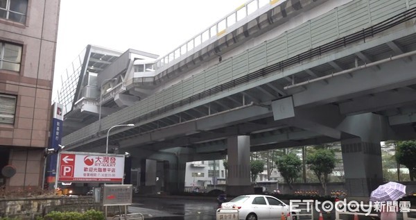 ▲▼捷運環狀線，捷運景平站，對面為大潤發景平店。（圖／記者莊喬迪攝）