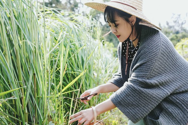 ▲習譜予體驗除草。（圖／大藝未來提供）