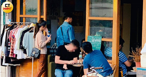 與男友到赤鋒街約會的吳姍儒，在滿座的咖啡廳外排隊等候進場。（圖／本刊攝影組）