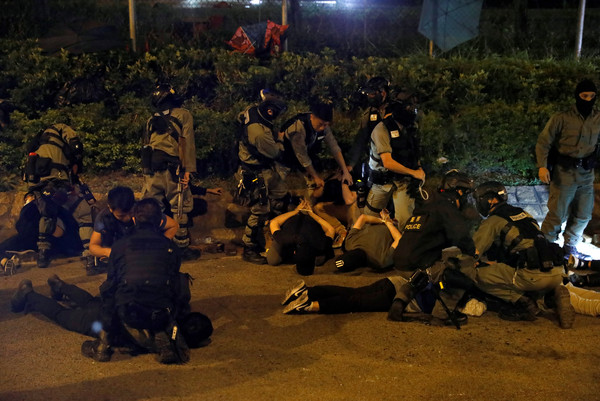 ▲▼香港理工大學抗議人士遭逮捕。（圖／路透）