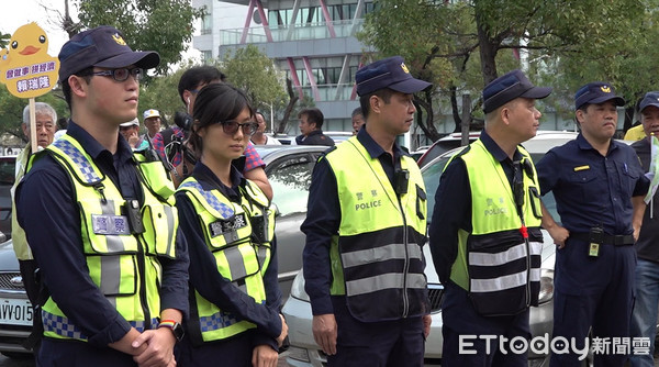 ▲國民黨立委登記與民進黨立委賴瑞隆相遇           。（圖／記者翁進忠攝）