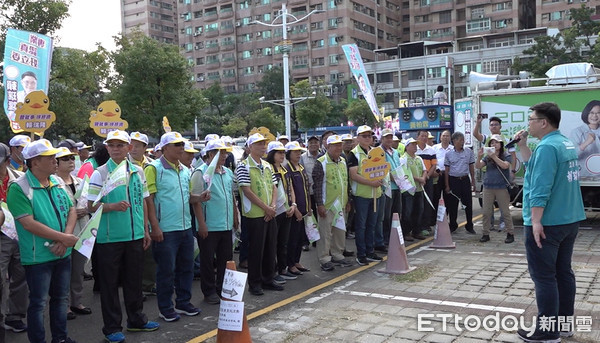 ▲國民黨立委登記與民進黨立委賴瑞隆相遇           。（圖／記者翁進忠攝）