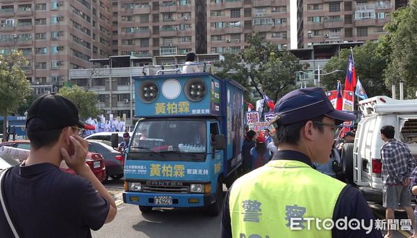 ▲國民黨立委登記與民進黨立委賴瑞隆相遇           。（圖／記者翁進忠攝）