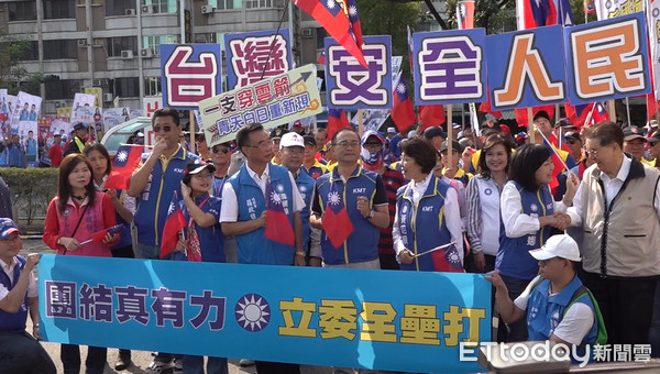 ▲國民黨立委登記與民進黨立委賴瑞隆相遇           。（圖／記者翁進忠攝）