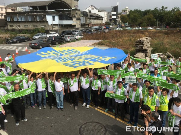 ▲民進黨提名雲林縣第二選區立委參選人蘇治芬與百位青年身穿白色Ｔ恤，高舉「我雲林，我驕傲」大型帆布。（圖／記者蔡佩旻攝）