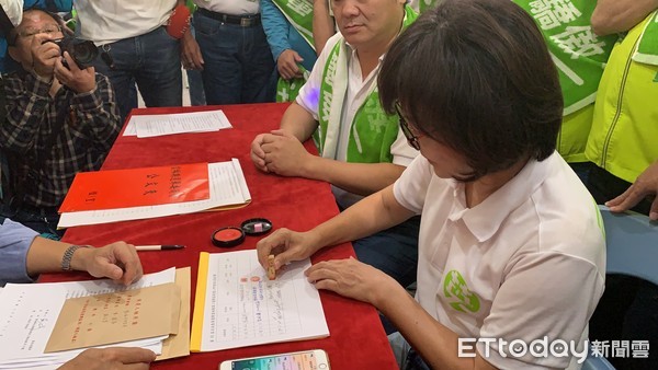 ▲民進黨提名雲林縣第二選區立委參選人蘇治芬與百位青年身穿白色Ｔ恤，高舉「我雲林，我驕傲」大型帆布。（圖／記者蔡佩旻攝）