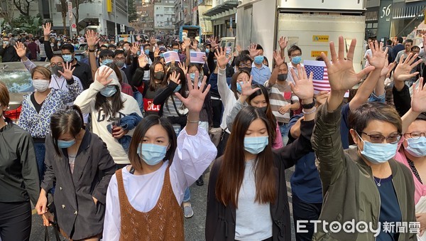 ▲觀塘湧千人上街快閃反送中　計程車駕駛搖窗與人擊掌。（圖／記者游宗樺攝）