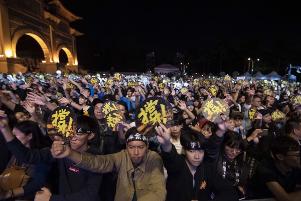 ▲▼萬人撐香港畫面超震撼！台語版《願榮光歸香港》MV出爐，網友深夜重播「聽一次哭一次」（圖／守民主護台灣大聯盟提供）