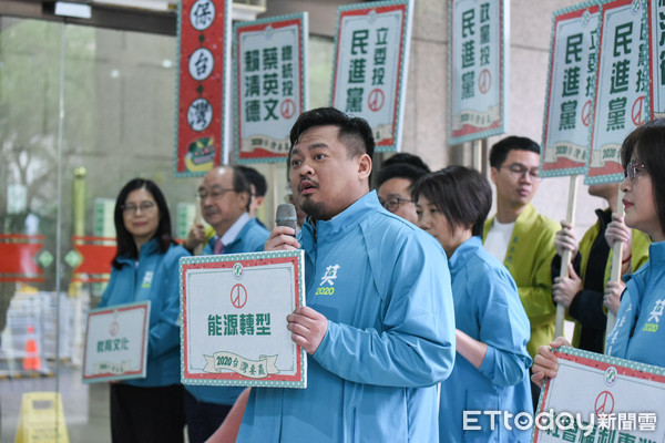 ▲民進黨不分區立委登記，洪申翰。（圖／記者林敬旻攝）