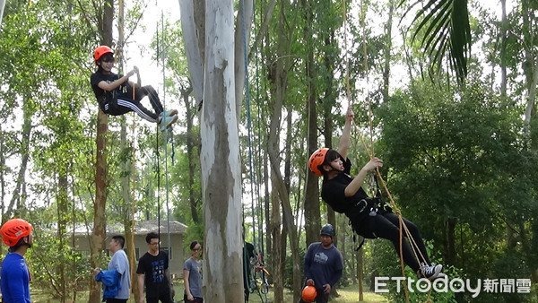 ▲▼ 南華大學建景系20加冠攀樹體驗慶成年，攀樹師說明安全操作方式。（圖／南華大學提供）