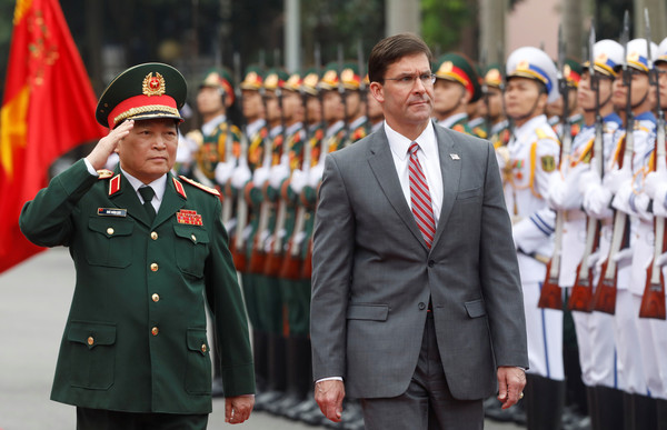 ▲▼美國國防部長艾斯培（Mark Esper）訪問越南，獲越南國防部長吳春歷迎接。（圖／路透）