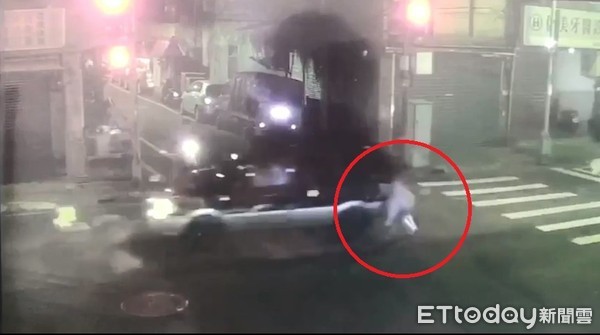 ▲▼泰山一名休旅車駕駛撞死闖紅燈過馬路的婦人，撞擊點左後照鏡因此斷裂。（圖／記者陳豐德翻攝）