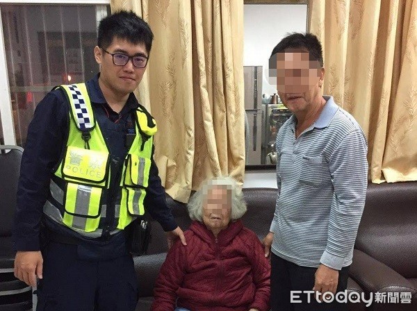 ▲兒子從睡夢驚醒趕赴警所帶回。（圖／大園警分局提供）