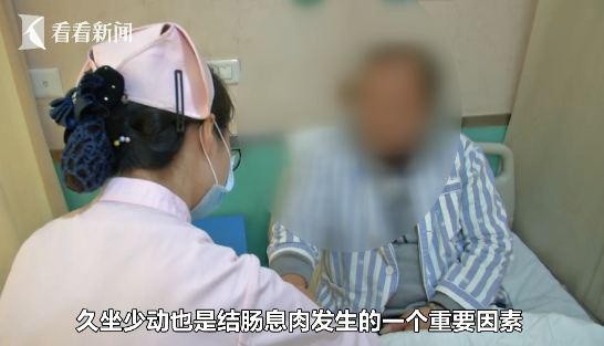 ▲▼56歲男常便血，一查腸道竟長60多顆息肉。（圖／翻攝自看看新聞）