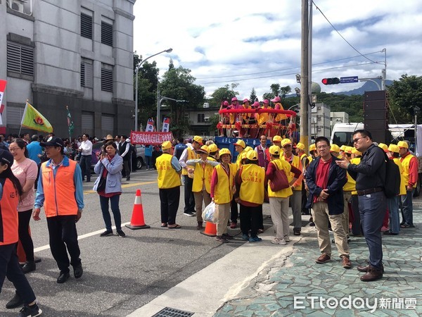 ▲▼支持群眾約500人已集結縣選舉委員會等候，包括昔日擁傅派人馬、國民黨籍鄉鎮市長及民代。（圖／記者蕭可正提供，下同）