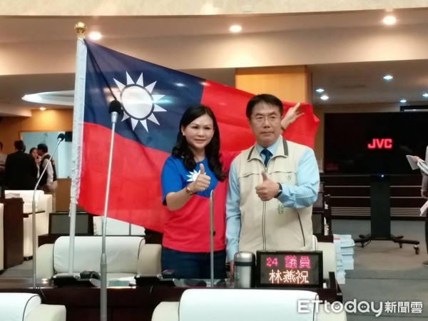 林燕祝獻國旗給黃偉哲　黃偉哲簽名認同中華民國和主權 | ETtoday新
