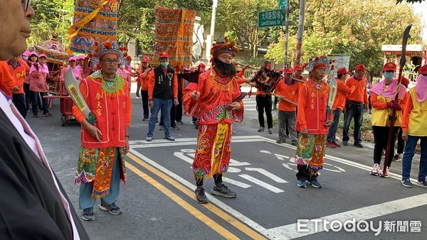 ▲真人身穿古代軍服扮演的中路將軍，舉行迎請媽祖令旗點兵及唱班後，再由十二班皂衙役進行清、開道儀式。（圖／記者蔡佩旻攝）