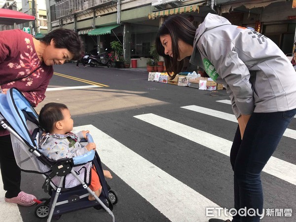 ▲▼洪慈庸換上灰色新戰袍，到潭子東寶市場掃街拜票。（圖／洪辦提供）