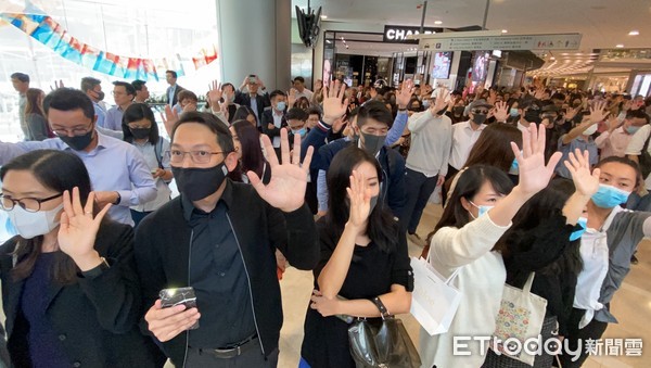 ▲香港中環IFC商場出現許多抗議人潮。（圖／記者游宗樺攝）