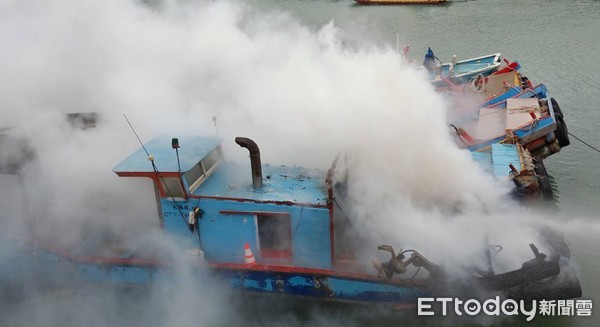 ▲桃園市竹圍漁港21日傳出漁船大火，整艘漁船冒出白色濃煙。（圖／記者沈繼昌翻攝）