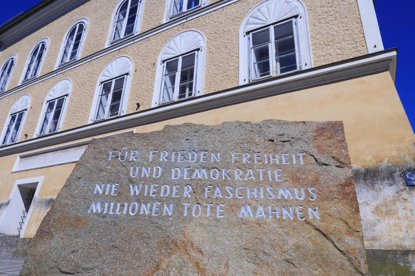 ▲德國獨裁統治者希特勒（Adolf Hitler）位於奧地利西北部因河畔布勞瑙（Braunau am Inn）的故居。（圖／達志影像／美聯社）