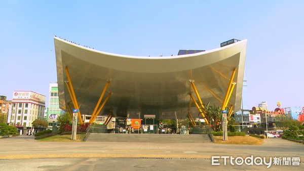 ▲擁公園、捷運、百貨！首善生活圈 首選高雄中央公園新地標。（圖／記者胡至欣攝）