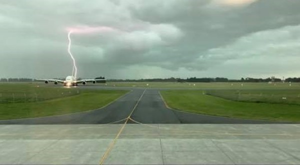 ▲▼紐西蘭基督城國際機場（Christchurch Airport），一架客機被閃電集中。（圖／翻攝自Facebook／GCH Aviation - Garden City Helicopters）