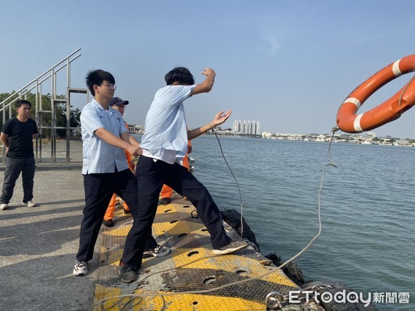 ▲海巡署南部分署為增進國立嘉義高級中學師生對海巡署的認識與了解，21日在興達港海巡基地及興達漁港安檢所辦理海巡體驗活動           。（圖／記者陳崑福翻攝）