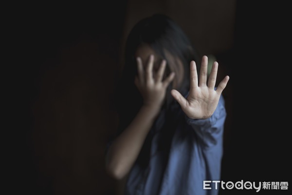 ▲▼示意圖,暴力,虐童,濫用,捆,孩子,犯罪,恐懼,自由,監獄,鏈,絕望,幫助,男孩,孩子,針對,恐懼（圖／123RF）