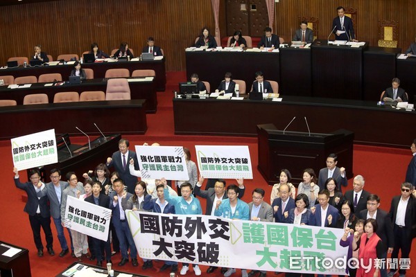 ▲▼立法院院會  變更議程 中央政府新式戰機採購特別預算案 三讀通過敲槌。（圖／記者屠惠剛攝）