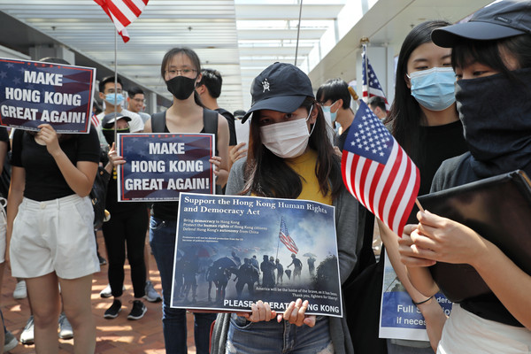 ▲▼2019年9月香港大學生舉旗呼籲美國須通過《香港民主法案》。（圖／達志影像／美聯社）