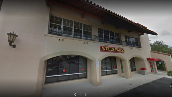 ▲73歲老翁搶劫的富國銀行（Wells Fargo）。（圖／翻攝自google街景圖）