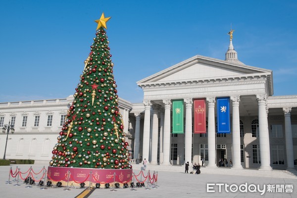 ▲奇美博物館在繆思廣場設置了一座「幸福聖誕樹」，搭配博物館西洋古典建築外觀，呈現浪漫歐風美景。（圖／記者林悅翻攝，下同）