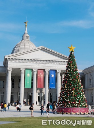 ▲奇美博物館在繆思廣場設置了一座「幸福聖誕樹」，搭配博物館西洋古典建築外觀，呈現浪漫歐風美景。（圖／記者林悅翻攝，下同）