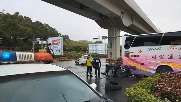 ▲▼淡水騎士自摔滑進車底，遭遊覽車輾斃。（圖／東森新聞）