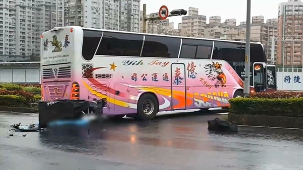 ▲▼淡水騎士自摔滑進車底，遭遊覽車輾斃。（圖／東森新聞）