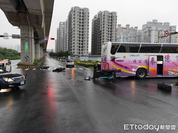 ▲▼遊覽車駕駛未依燈號左轉，少年急煞後打滑被右後輪輾爆頭。（圖／記者陳豐德翻攝）