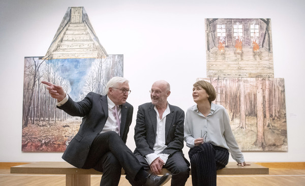 ▲德國總統德國總統史坦麥爾（Frank-Walter Steinmeier）、知名藝術家基弗（Anselm Kiefer）與總統夫人布登本德（ElkeBüdenbender）（圖／達志影像／美聯社）