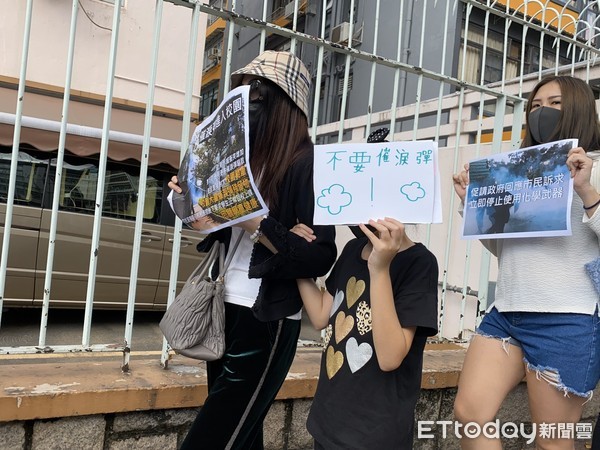 ▲▼香港家長孩童上街，抵制化學武器。（圖／記者游宗樺、宋良義攝）