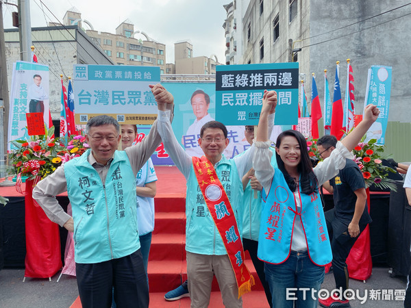 ▲台灣民眾黨台南第一選區的顏耀星舉辦競選總部成立大會，黨主席柯文哲親自到場授旗、站台、陪同掃街。（圖／記者林悅翻攝，下同）