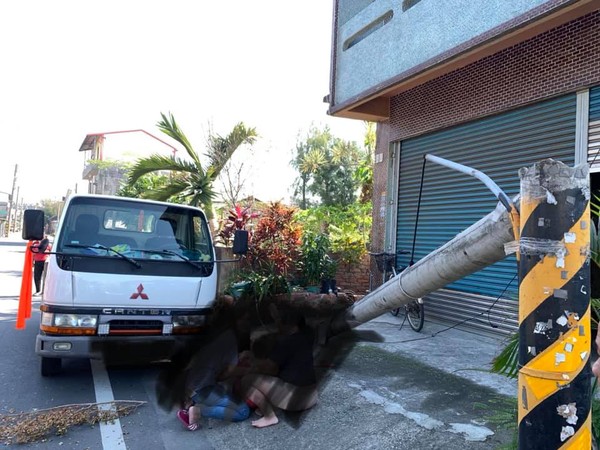 ▲80歲老阿嬤走出家門被電線桿擊中受傷。（圖／民眾提供）